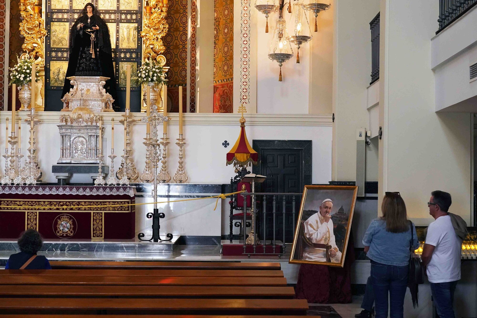 La Virgen de la Esperanza está vestida de luto por la muerte de el Papa Francisco el lunes pasado
