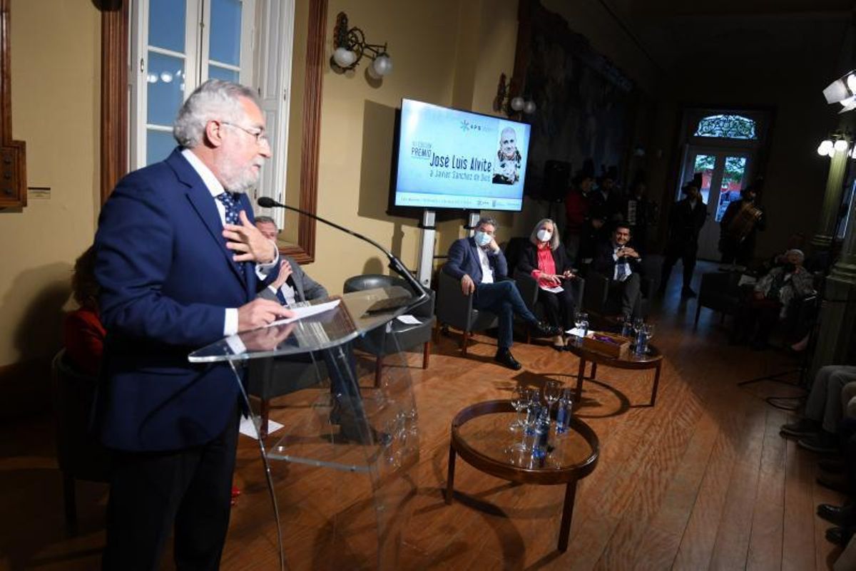 Discurso de Santalices ante Lores, Méndez y Rodríguez. | // G. SANTOS