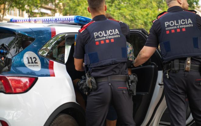 Tres detenidos en Barcelona por intentar asaltar un bar y robar el móvil a un turista