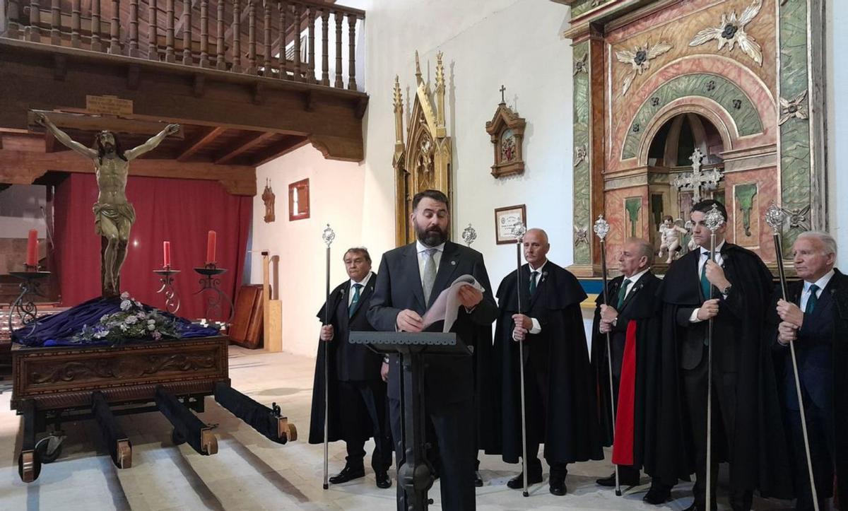 Crescencio Álvarez presenta la restauración de Cristo al Expirar. | C. T.