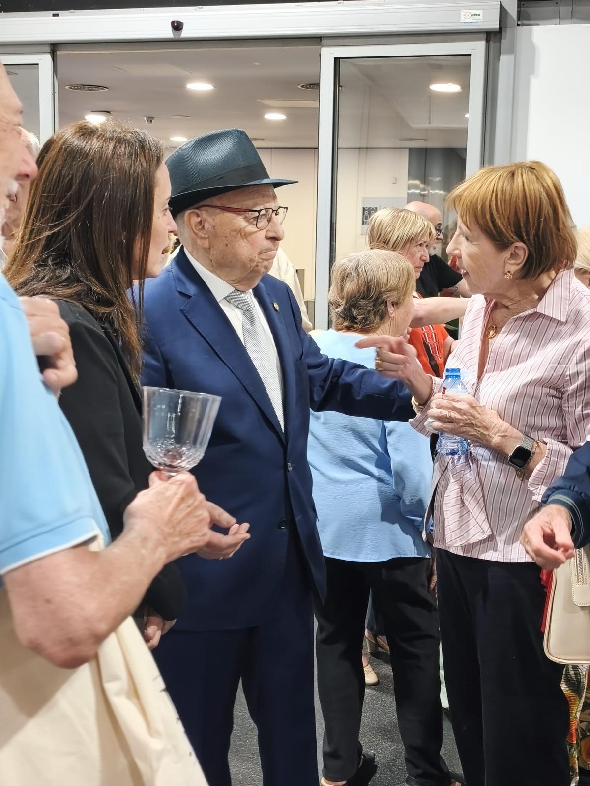 El protagonista de la velada saludó a los asistentes a la presentación de su libro