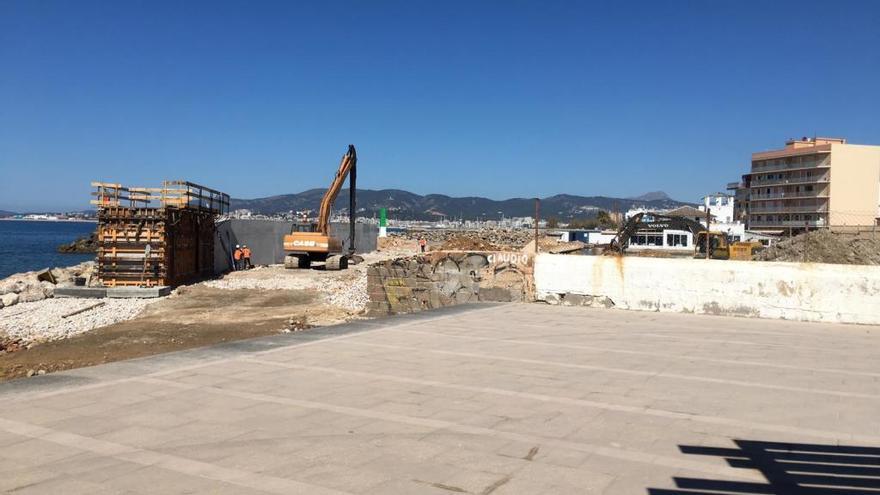 Muro en construcción que servirá también de paseo peatonal.