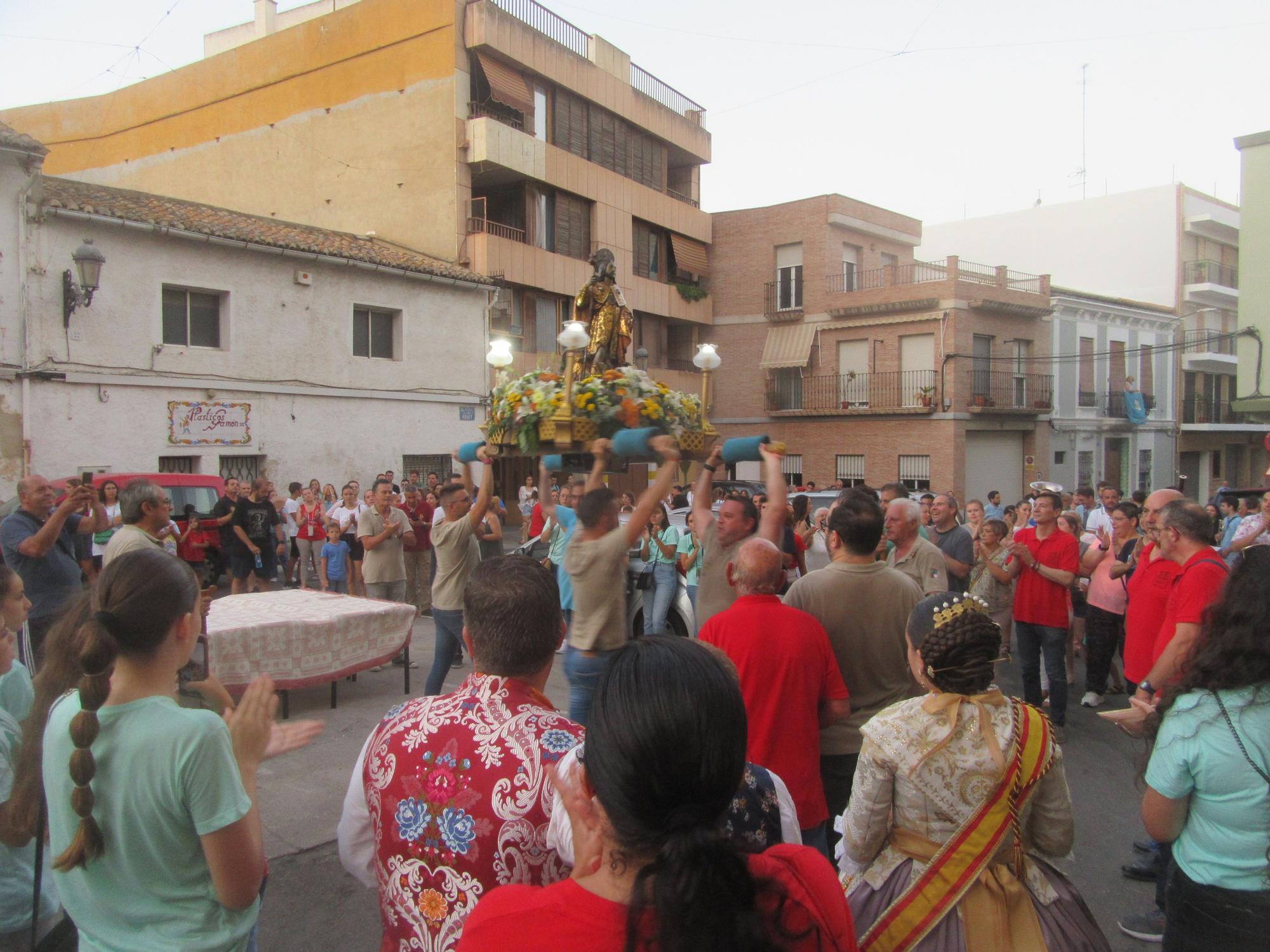 Sant Roc llega a la falla Plaça del Pouet.