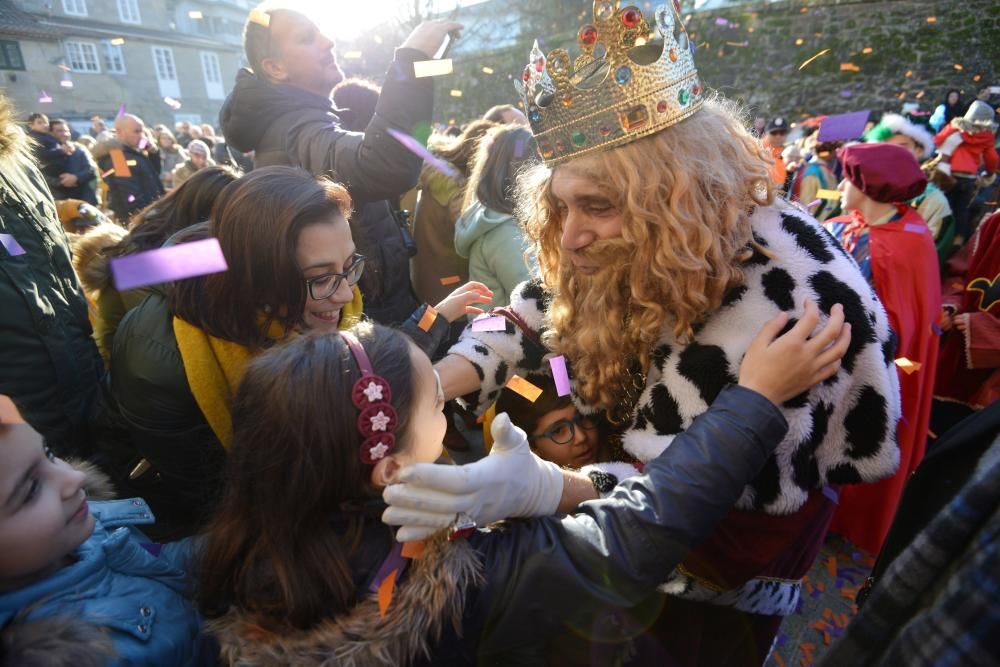 Una multitud recibe a los Reyes en Pontevedra