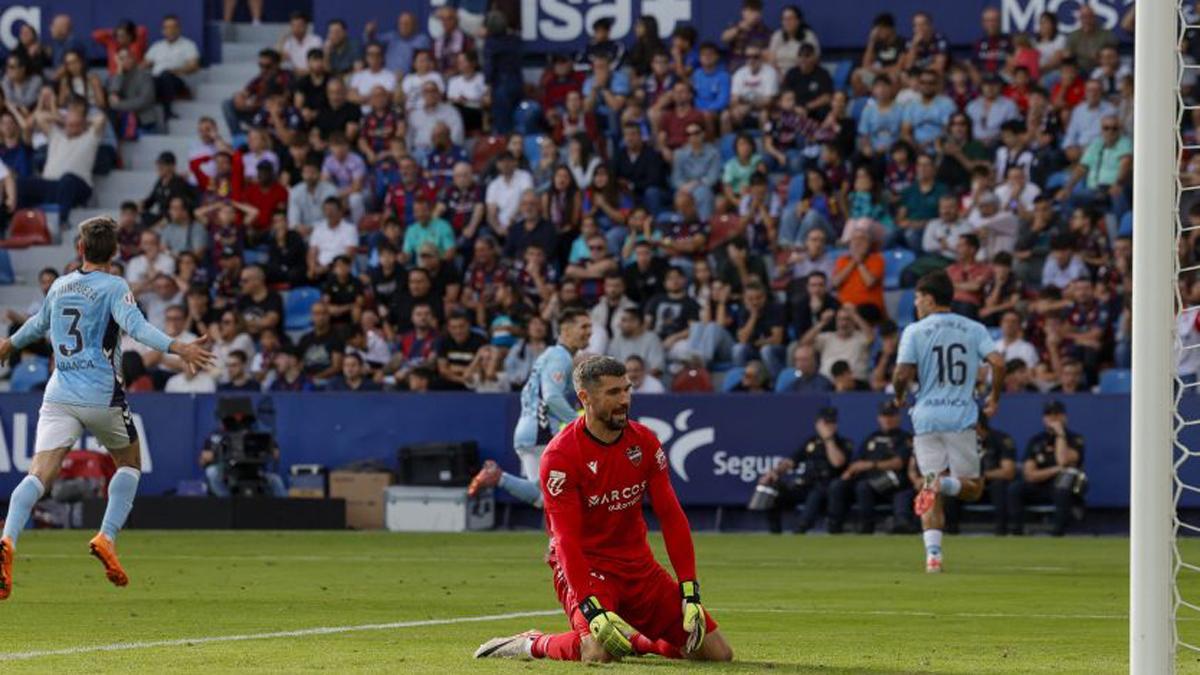 Ryan, de rodillas, tras recibir un gol del Celta