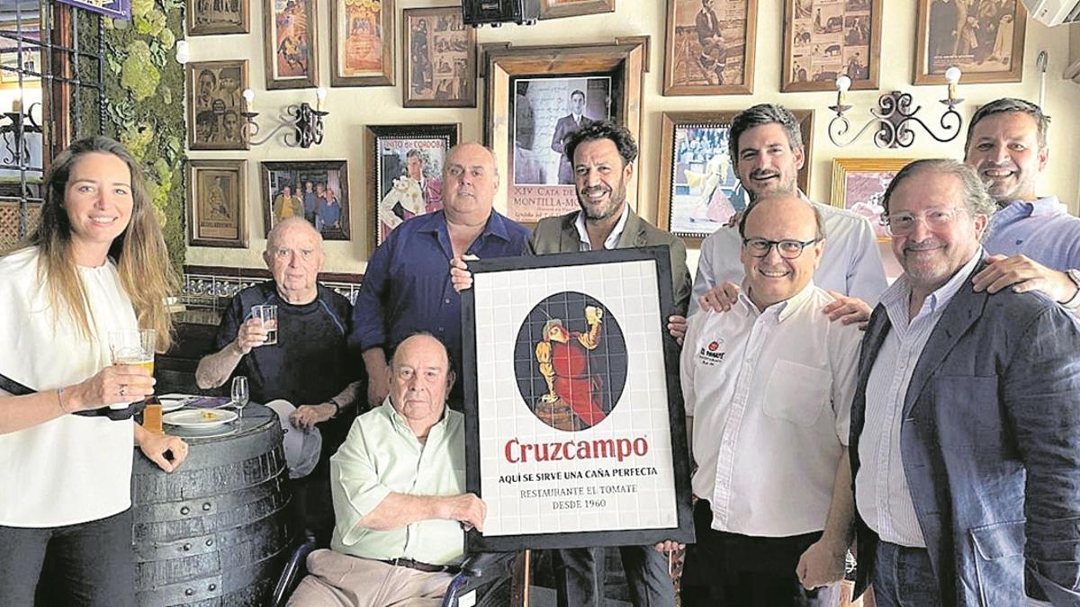 Foto de familia de responsables de Heineken, con la familia de Tello de la Rosa, de Restaurante El Tomate.