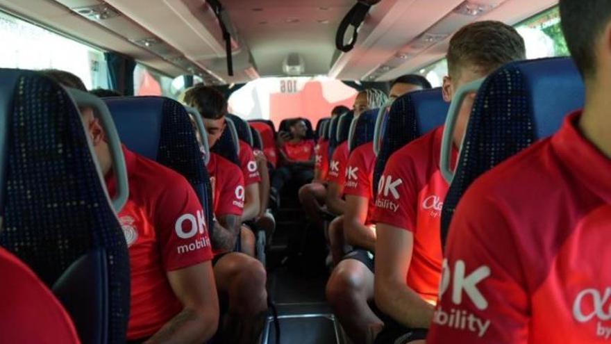 Los jugadores del Mallorca, rumbo al aeropuerto de Son Sant Joan.