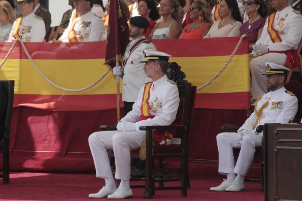 El rey entrega los despachos a los nuevos oficiales de la Armada