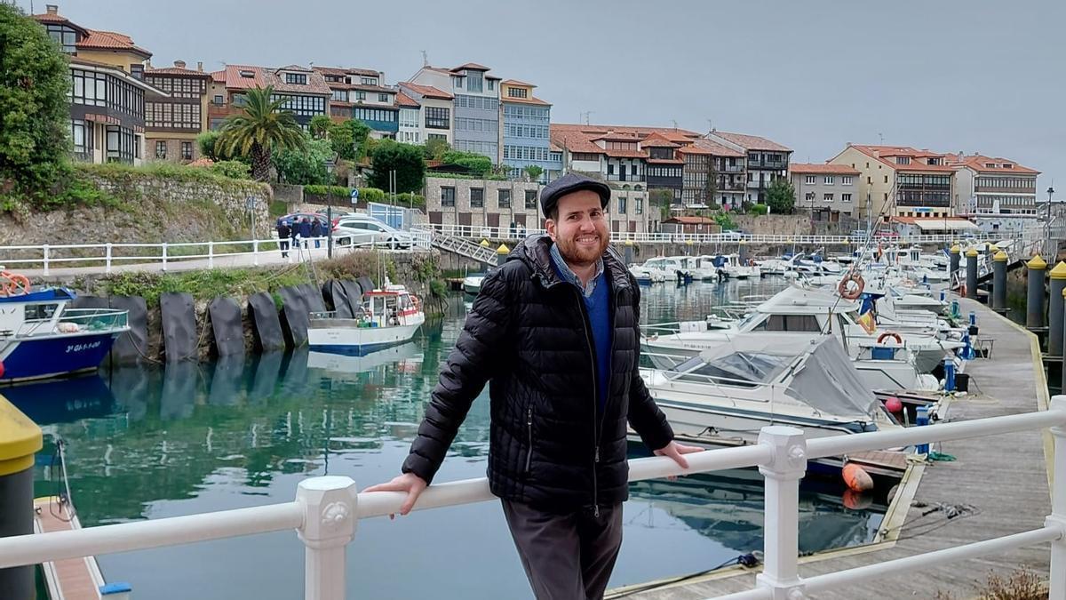 Samuel Gomes Álvarez en el puerto deportivo de Llanes.
