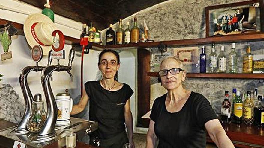 Últimes hores. ?Les responsables de l&#039;establiment de la carretera de Sant Feliu de Guíxols van rebre ahir els darrers clients que van voler acomiadar-se d&#039;elles i del local on havien menjat plats casolans com amanides, carn a la brasa i cargols.