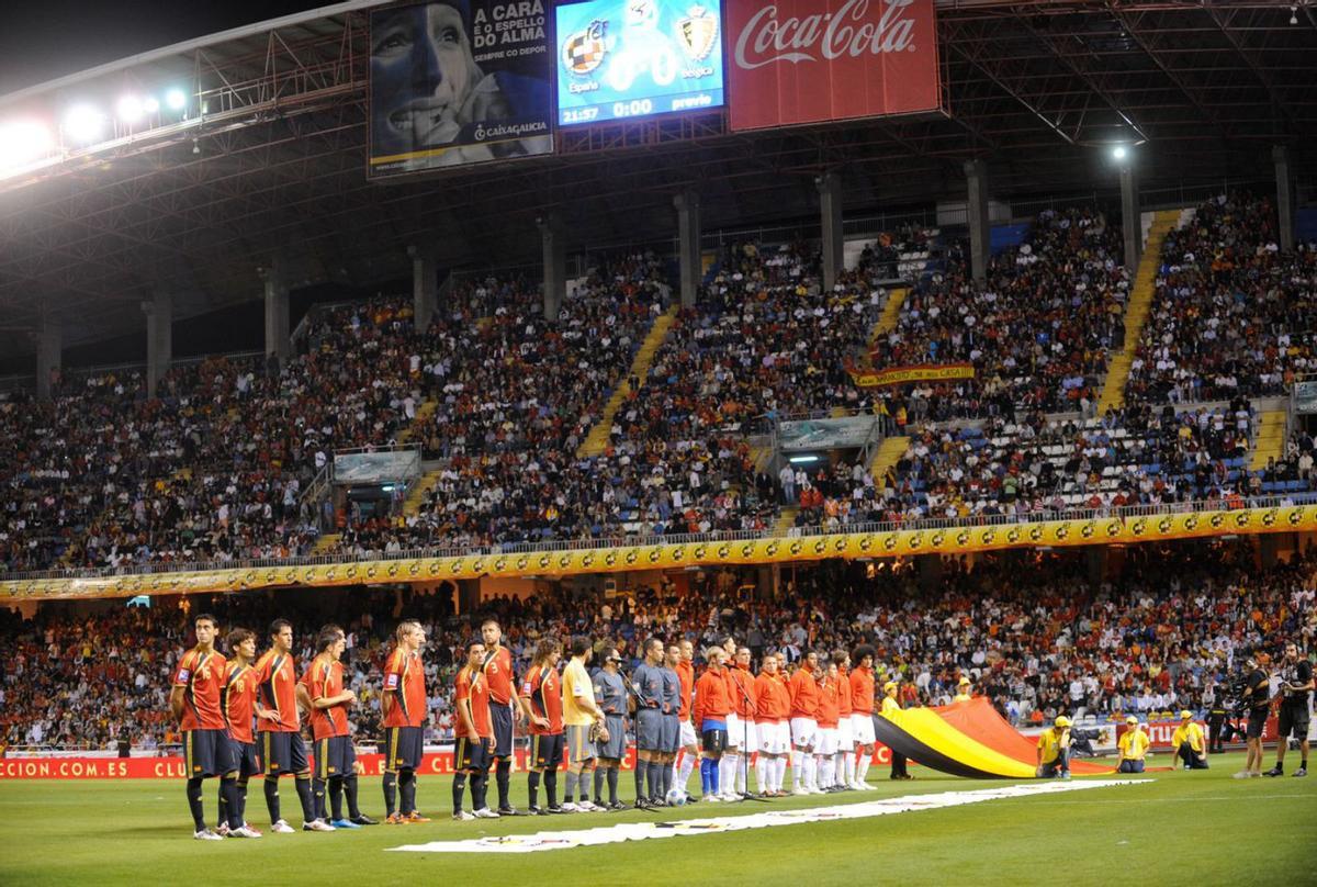 España y Bélgica, formadas en Riazor en 2009, en la última visita de ‘la roja’ a Riazor. |  // CARLOS PARDELLAS