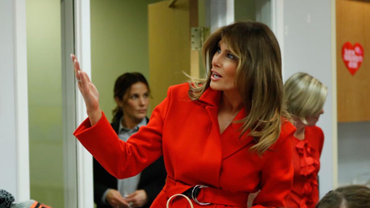 Melania Trump con abrigo rojo de Calvin Klein el Día de San Valentín