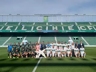 CaixaBank convierte en futbolistas "profesionales" por un día a cerca de 40 aficionados del Elche CF