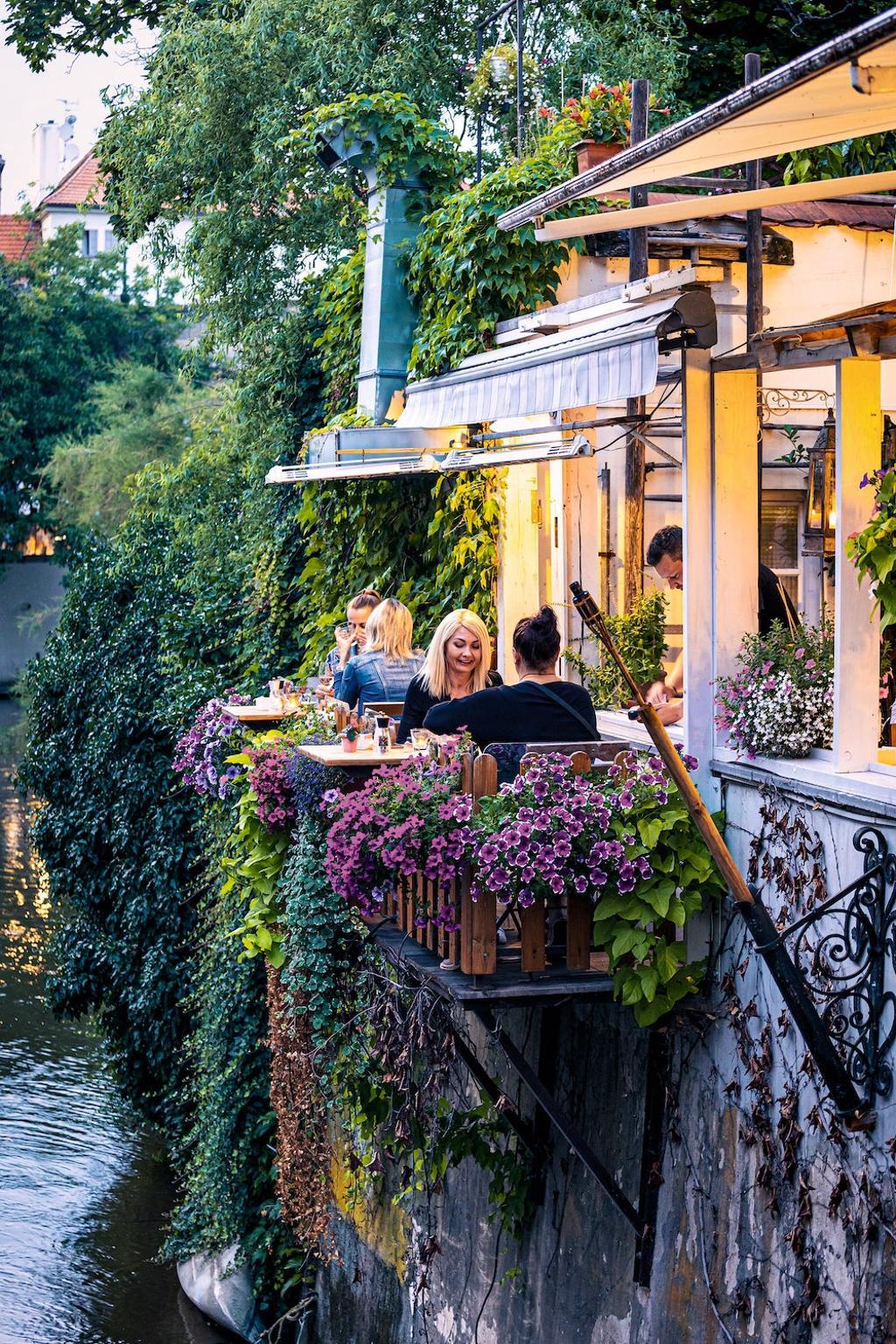 Restaurante en el río Moldova