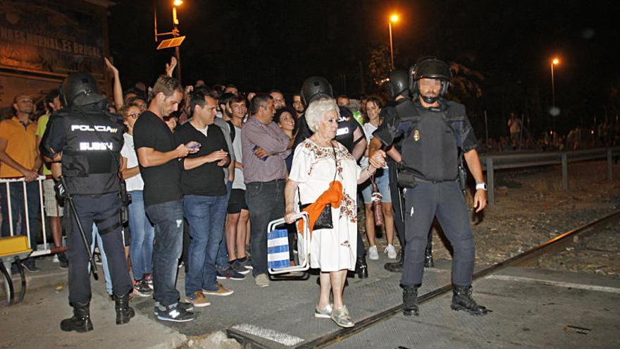 &quot;Junto a ellos me siento protegida y yo, la verdad, no he visto ´porrazos´&quot;, dice la abuela sobre los policías.