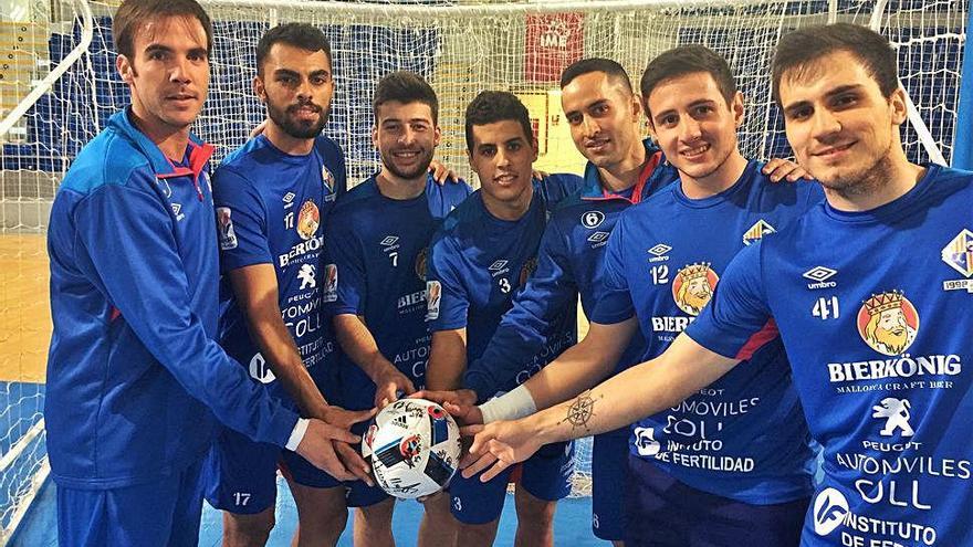 BarrÃ³n, Nunes, Catela, Hamza, Joao, Sarmiento y Mati Rosa posan con el balÃ³n de la final de la Copa del Rey de 2016.