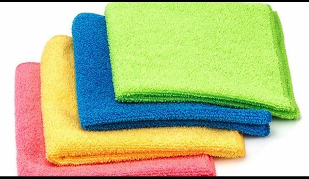 Para mantener tus bayetas de microfibra en óptimas condiciones, lávalas regularmente en la lavadora con agua caliente y detergente suave.