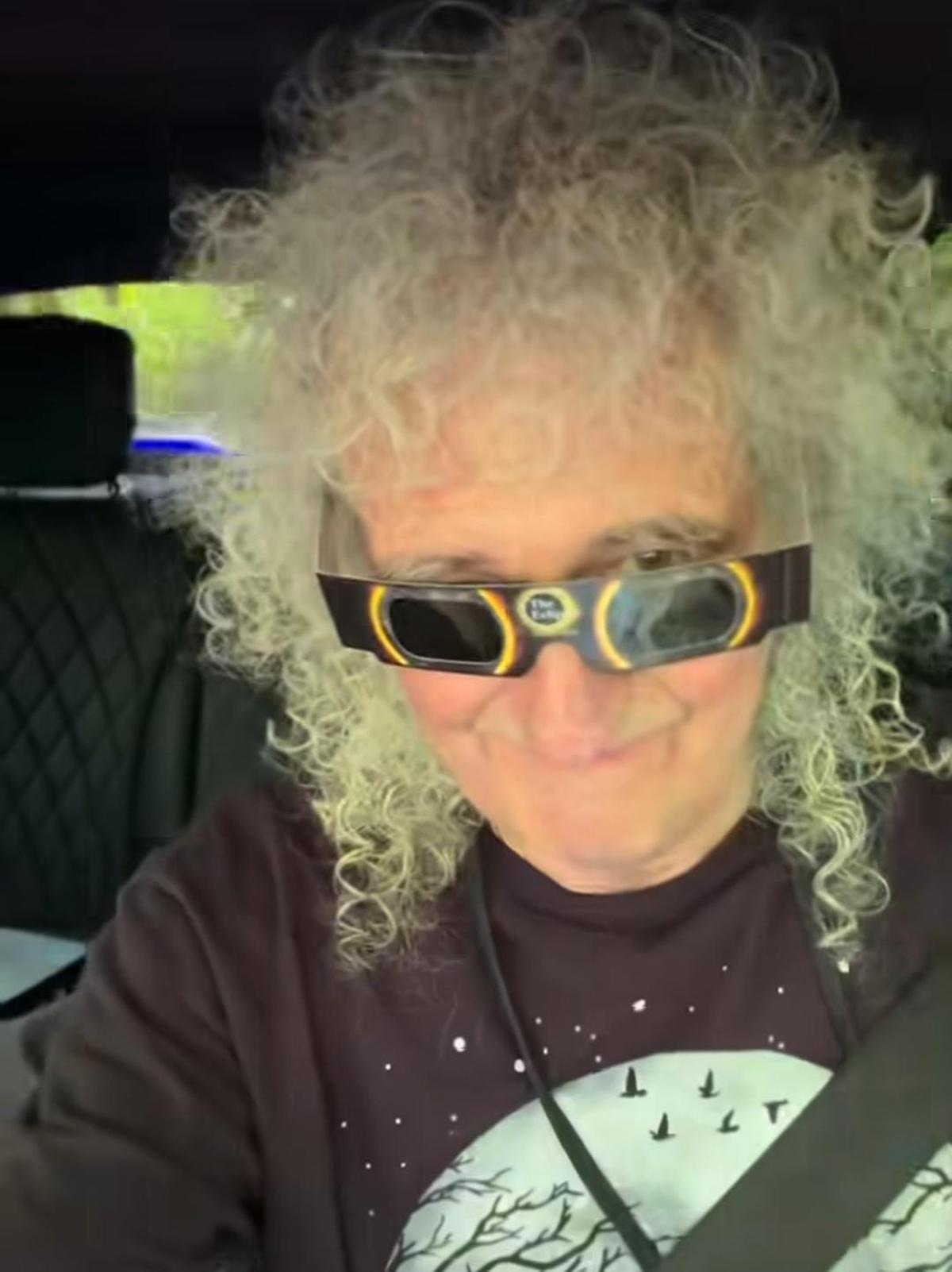 Brian May, con las gafas para disfrutar del eclipse de este miércoles en Javalambre.