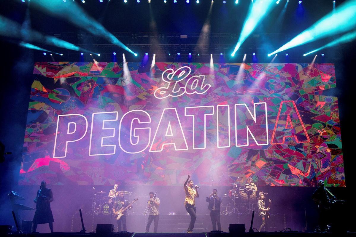 La banda de rumba catalana y ska La Pegatina en un festival.