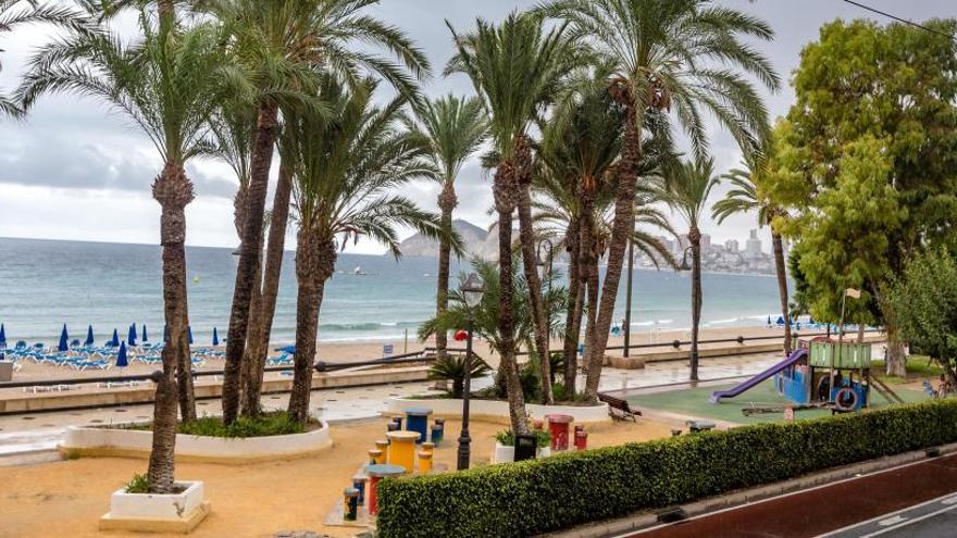 Benidorm renueva el parque de Elche con el mismo pavimento que en Poniente