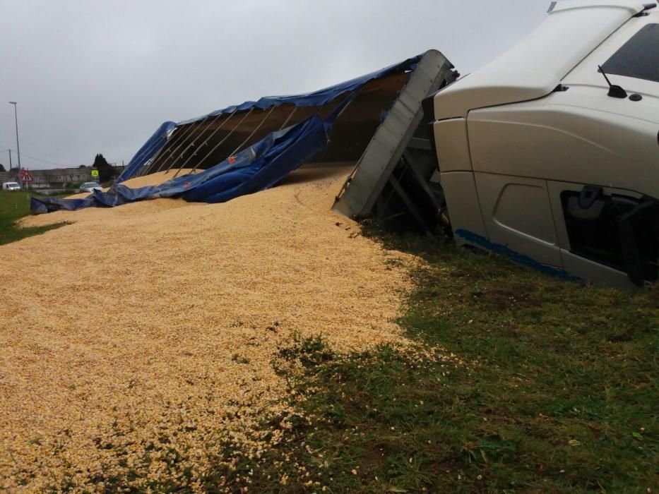 El accidente, registrado esta mañana en la N-VI, a la altura de las antiguas naves de Flex, no ha ocasionado heridos.