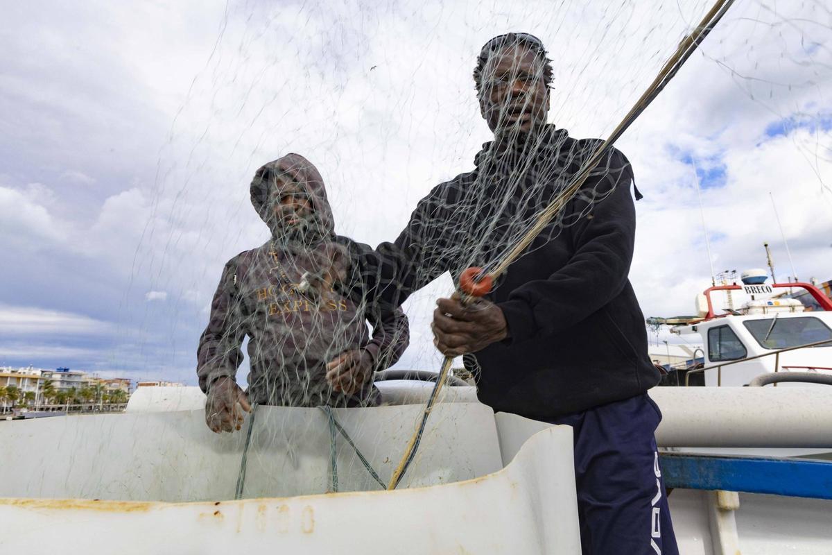 Gora e Ibrahima en una de las maniobras sobre la embarcación.