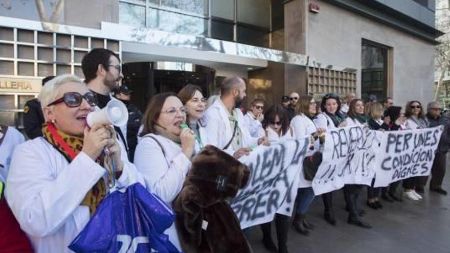 Trabajadores de la Marina protestando ayer en conselleria.