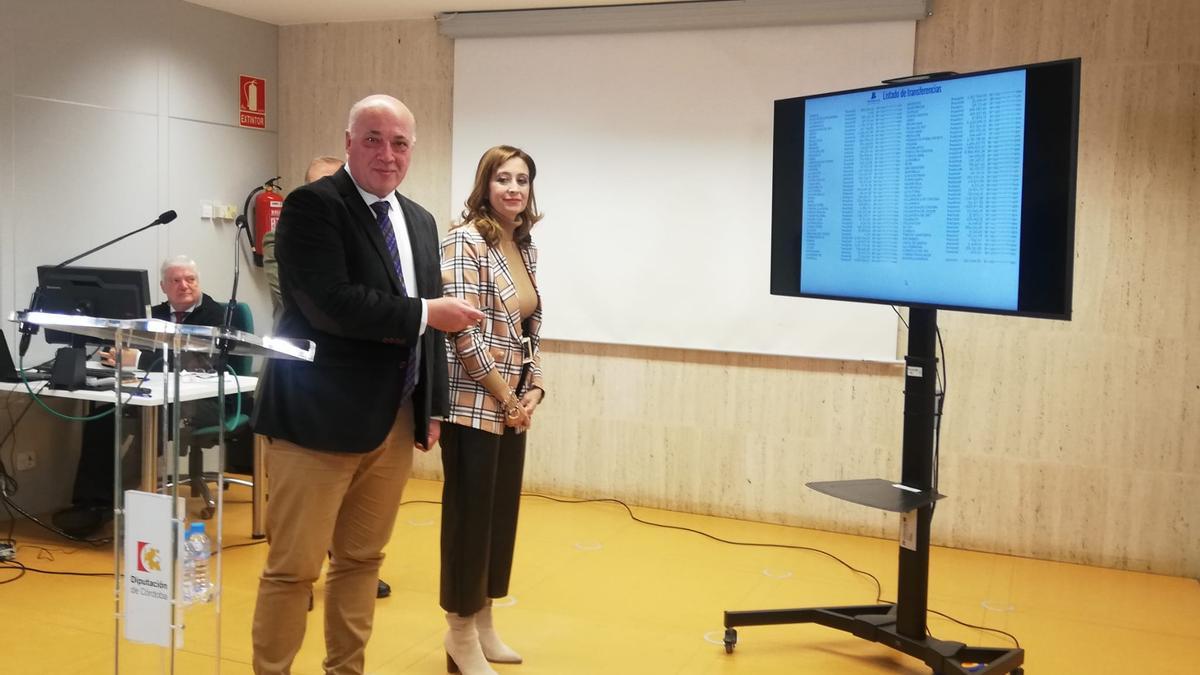 Antonio Ruiz activa las transferencias a los municipios en presencia de Felisa Cañete.