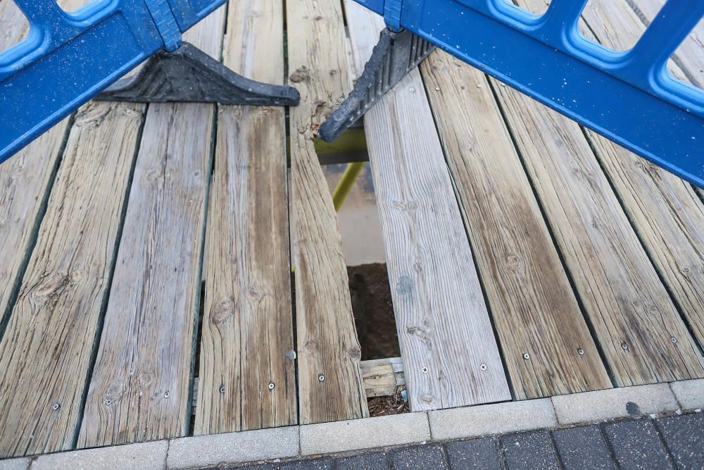 No ha día en el que unas vallas no indiquen una nueva rotura de un tablón en el paseo voladizo del dique de Levante en Torrevieja