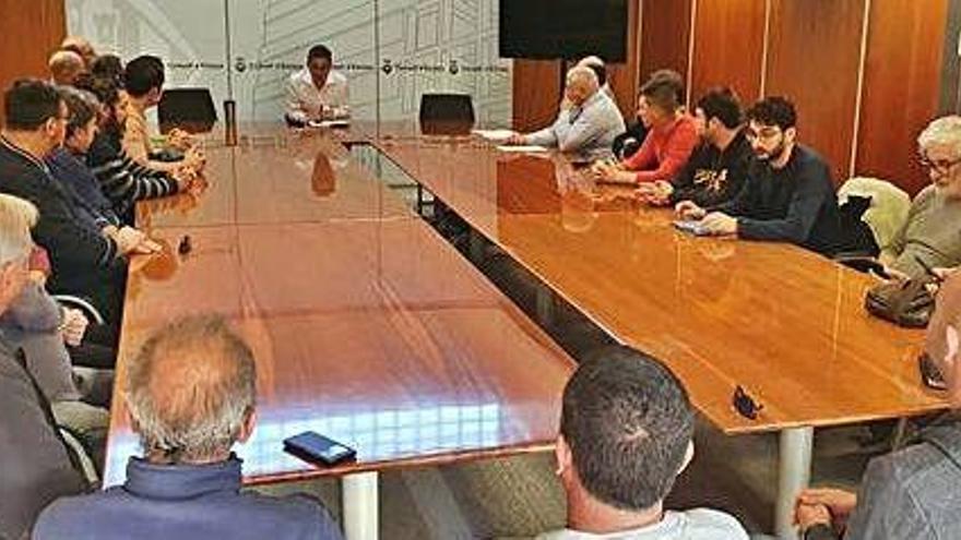 Imagen de archivo de una reunión de las asociaciones de taxis en el Consell de Ibiza.