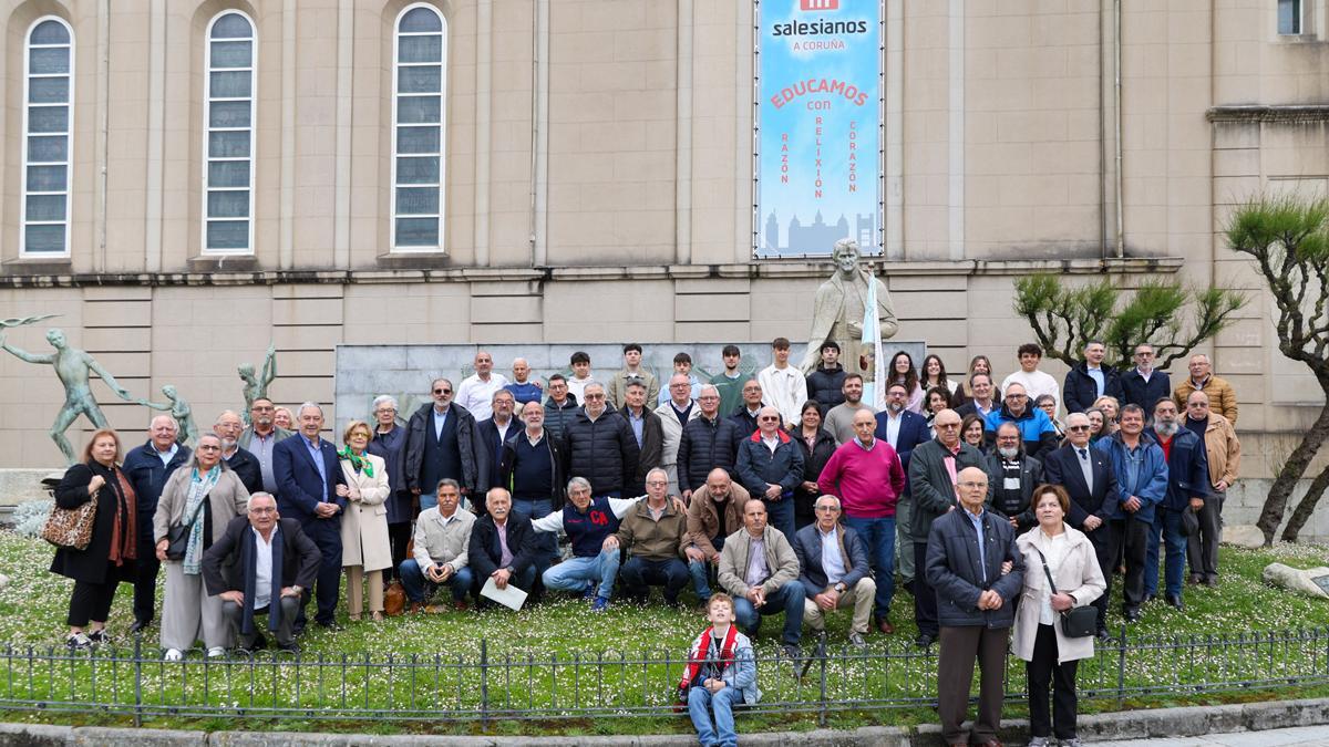 Reunión de exalumnos ante la estatua de Don Bosco.