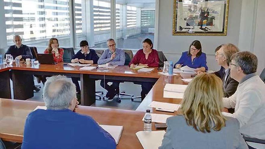 Imagen de la mesa de diálogo permanente con los padres constituida ayer