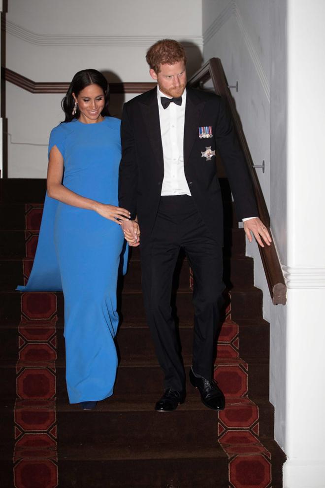 El look de Meghan Markle con vestido capa en azul junto al Príncipe Harry