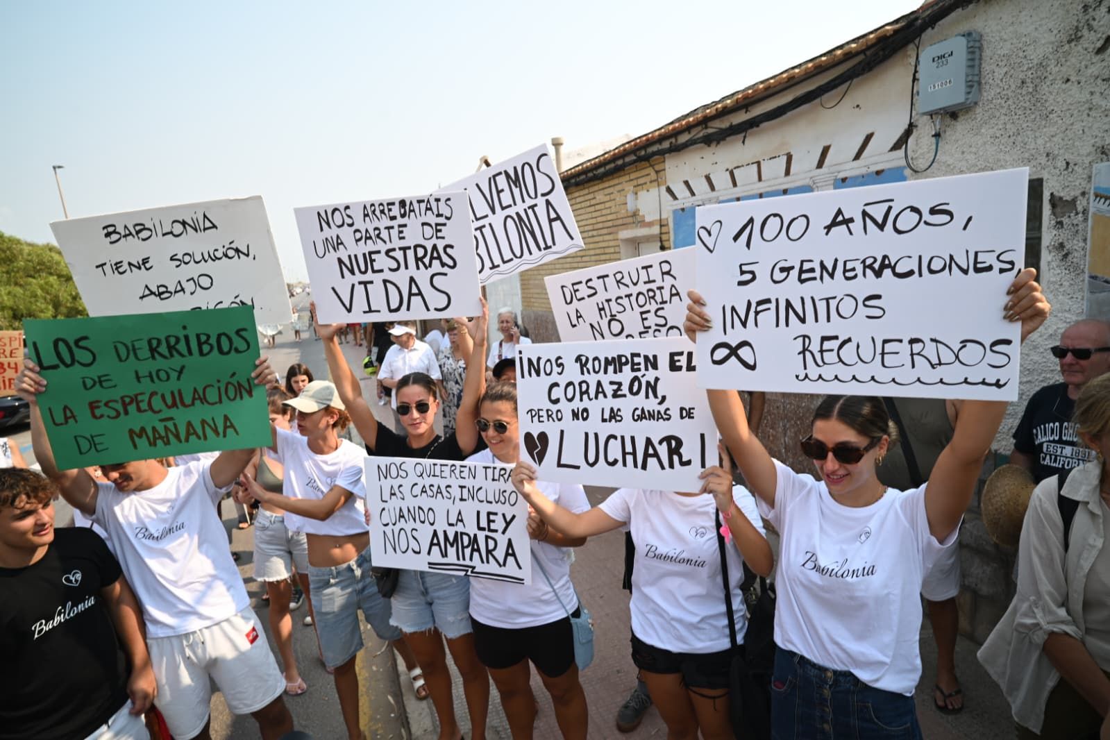 Protesta contra el derribo de las casas de la playa de Babilonia en Guardamar del Segura