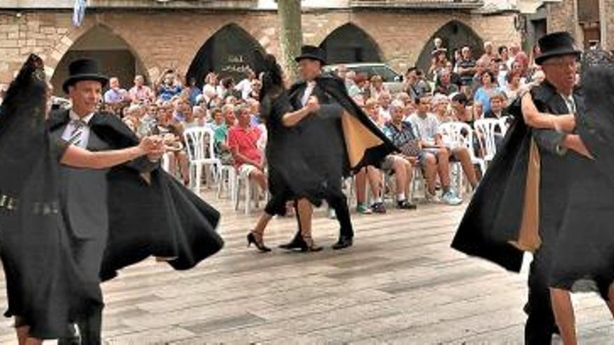 La plaça Major de Moià, plena de gom a gom per veure la Mostra de Cultura Popular