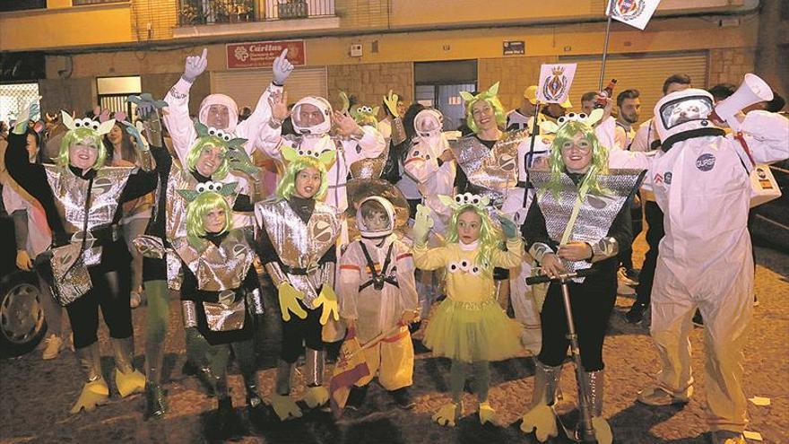 Color, fiesta y buen ambiente marcan el Carnestoltes de la Comissió de Penyes