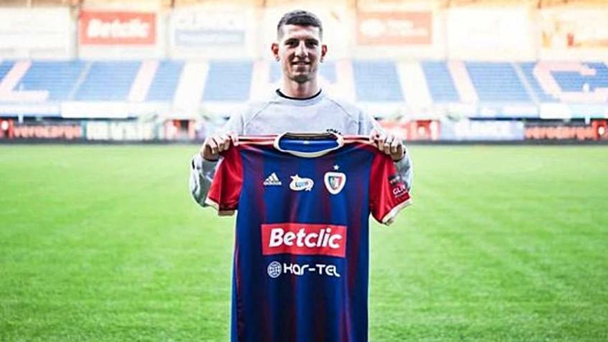 Alberto Toril posa con la camiseta del Piast polaco.