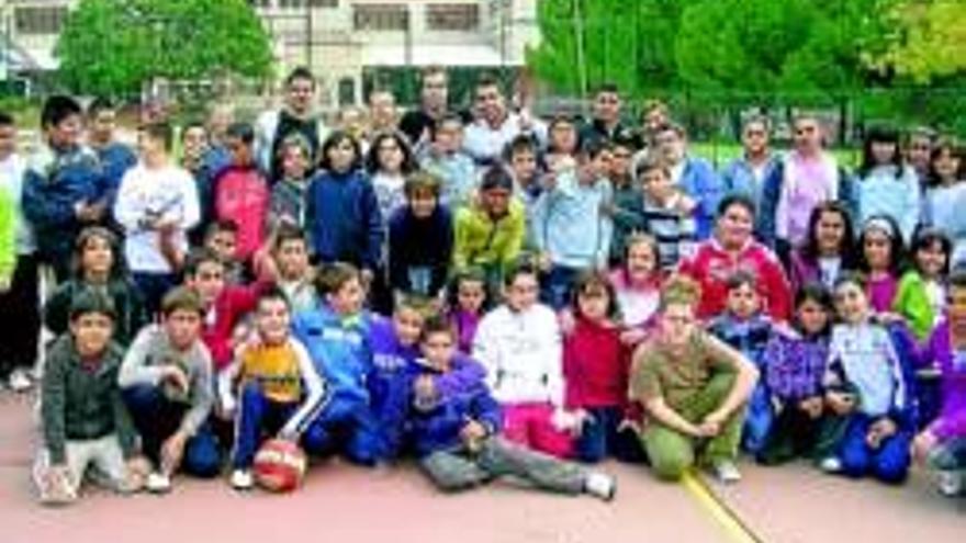 Los escolares del colegio San Fernando de Badajoz disfrutan con jugadores de fútbol