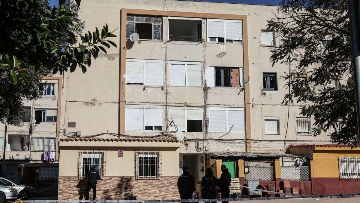 Agentes de la Policía tomaron muestras y estudiaron la zona del crimen.