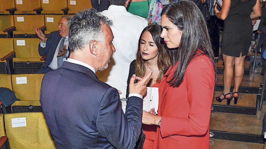 Ángel Víctor Torres, de espalda, con Vidina Espino antes del arranque del Acto Institucional del Día de Canarias del jueves.