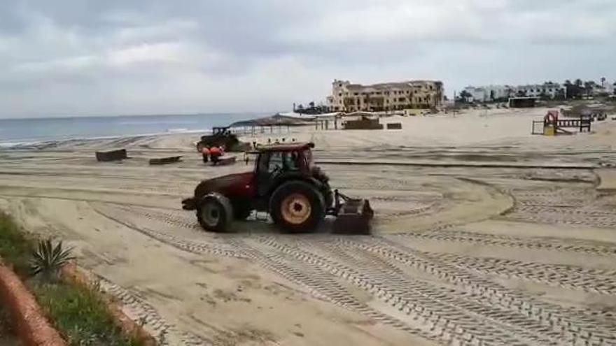 Orihuela intensifica las labores de limpieza de playas