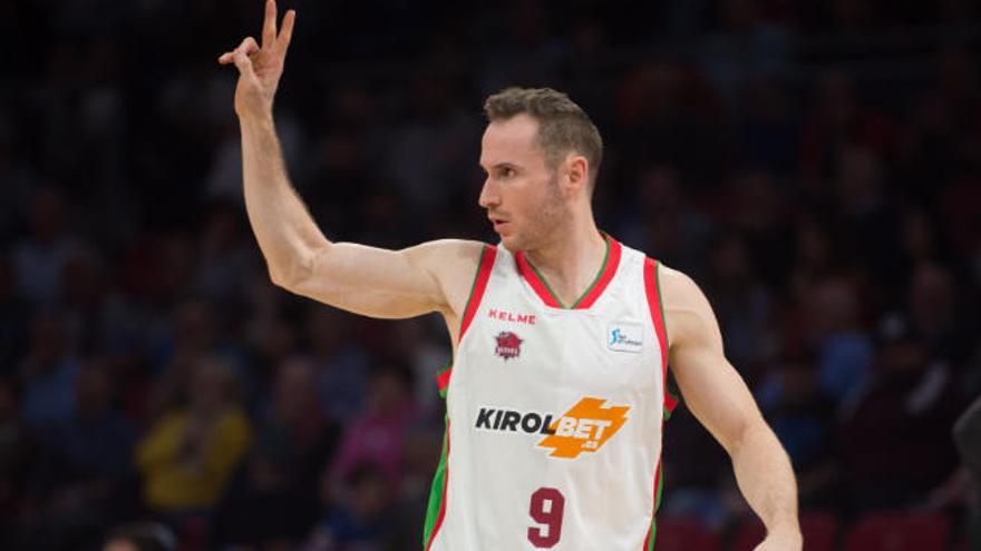 Marcelinho Huertas hace un gesto con la mano para marcar jugada en un partido con el Baskonia.