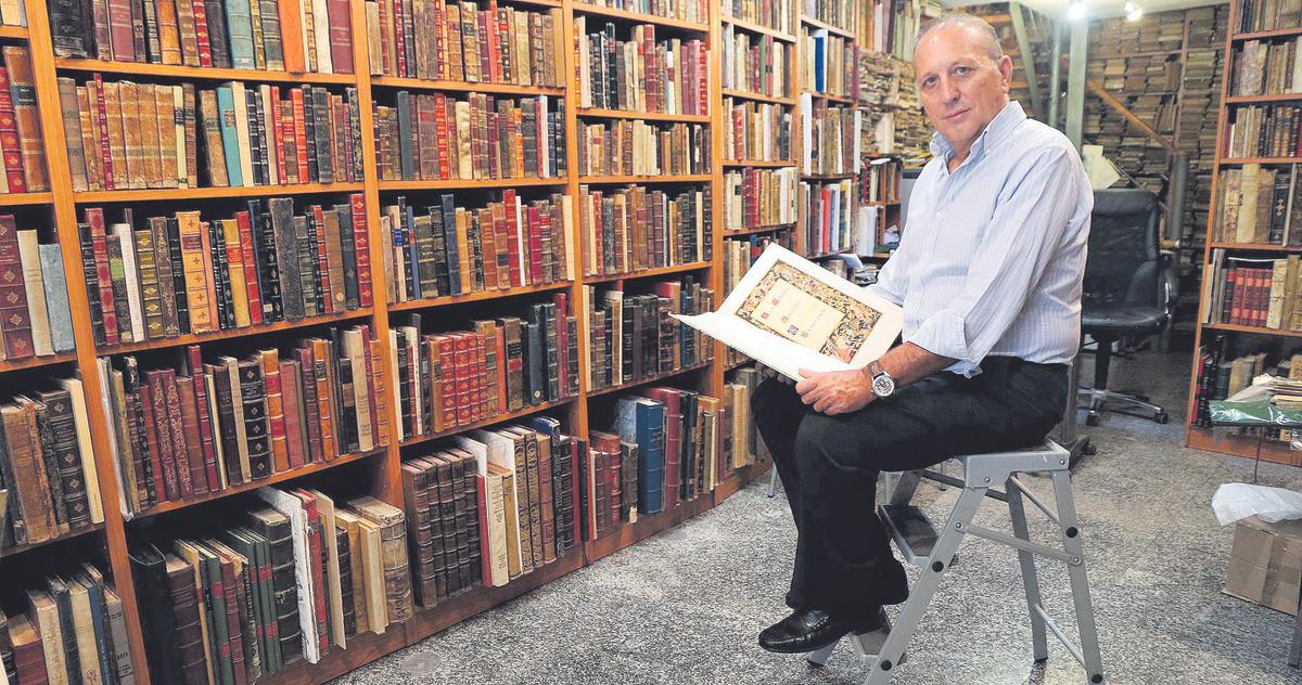 Antonio Mateos, en la librería que lleva su nombre en la calle Esparteros.