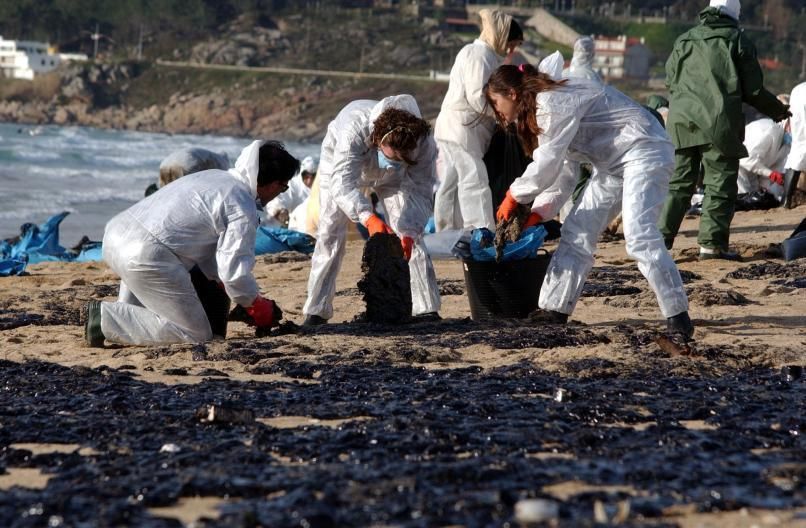 La joya turística que es la popular playa grovense de A Lanzada también sufrió las consecuencias. Al igual que en otros puntos de la costa, los voluntarios se emplearon a fondo para retirar el chapapote que se había mezclado con la arena.