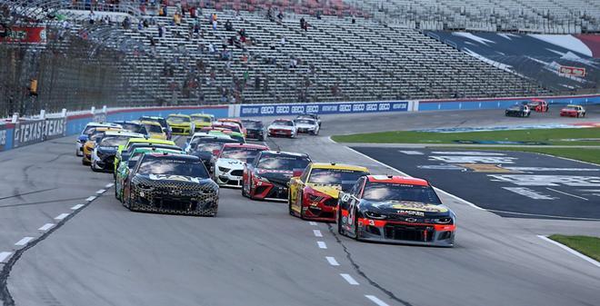 Austin Dillon, conductor del Chevrolet #3 Bass Pro Shops, y Tyler Reddick, conductor del Chevrolet #8 Cat Oil & Gas, lideran el campo para un reinicio durante la Copa NASCAR Series OReilly Auto Parts 500 en Texas Motor Speedway en Fort Worth, Texas