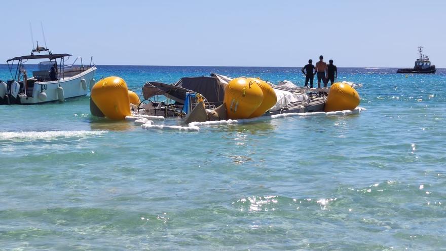 Segelboot am Strand von Cala Millor gekentert