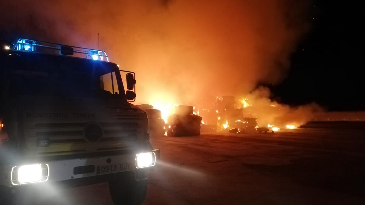 Los Bomberos de Toro vigilan la combustión de las alpacas de paja