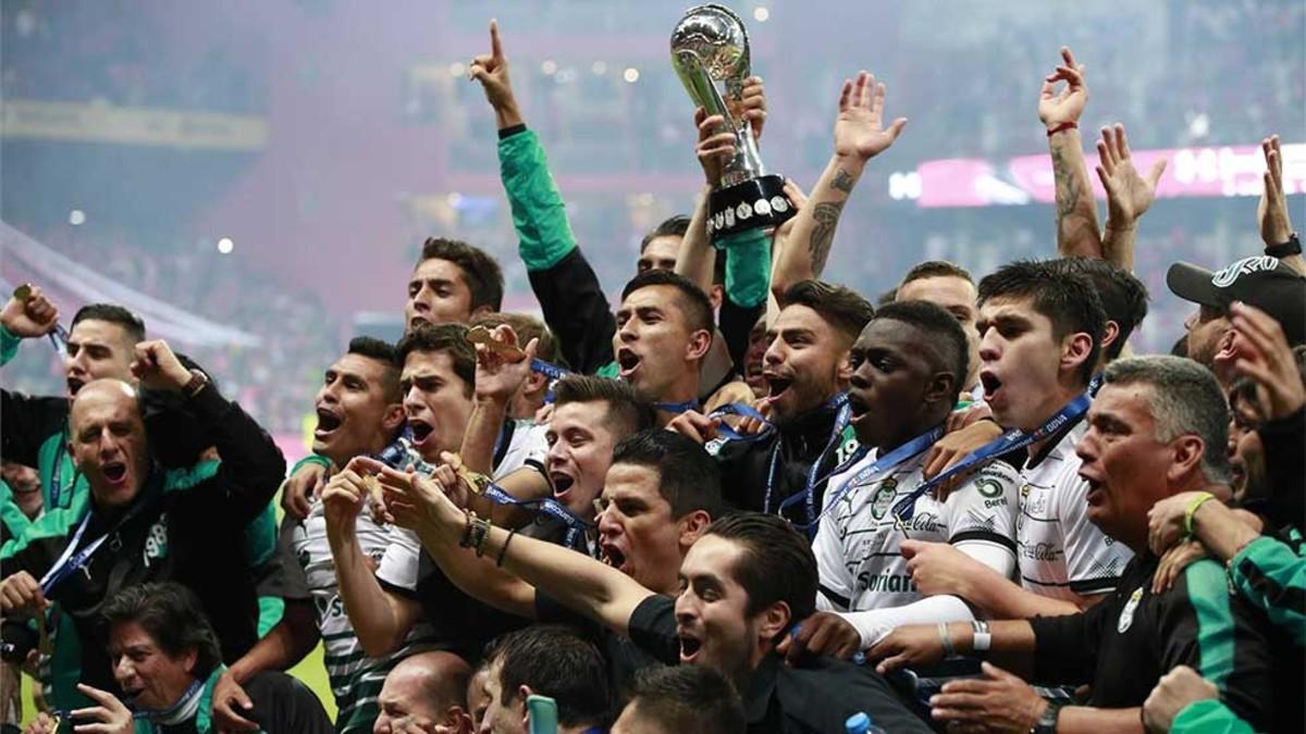 Jugadores de Santos celebran su triunfo