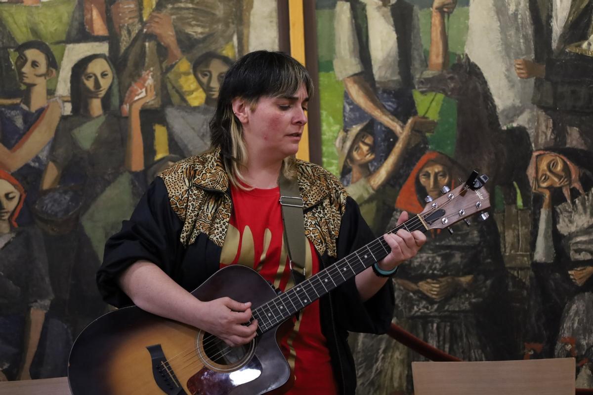 Actuación de la poeta y compositora Lucía Aldao, una de las participantes en las residencias del Pazo de Mariñán.
