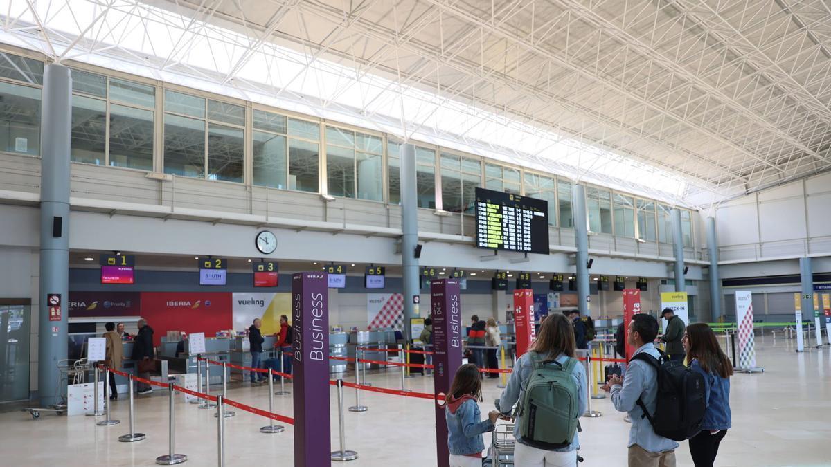 Pasajeros en el aeropuerto de Asturias.